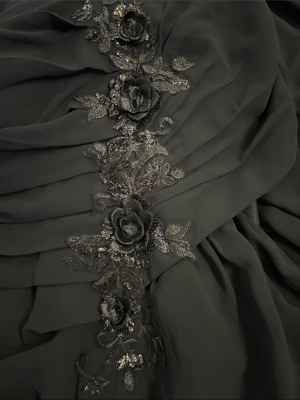 Elegant Black V-Neck Maxi Dress with Lace Waist Detail - Picture 5 of 6